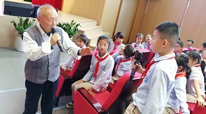 中国科学院老科学家科普团西安分团陈中仁研究员为西安高新区第十七小学师生作报告
